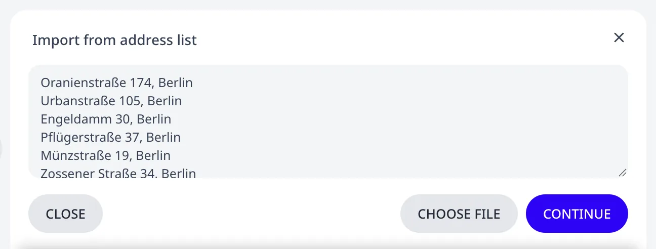 El widget Importar desde lista de direcciones en la página Pedidos de un plan nuevo, con ocho direcciones pegadas, una por línea, y los botones Cerrar, Elegir archivo y Continuar