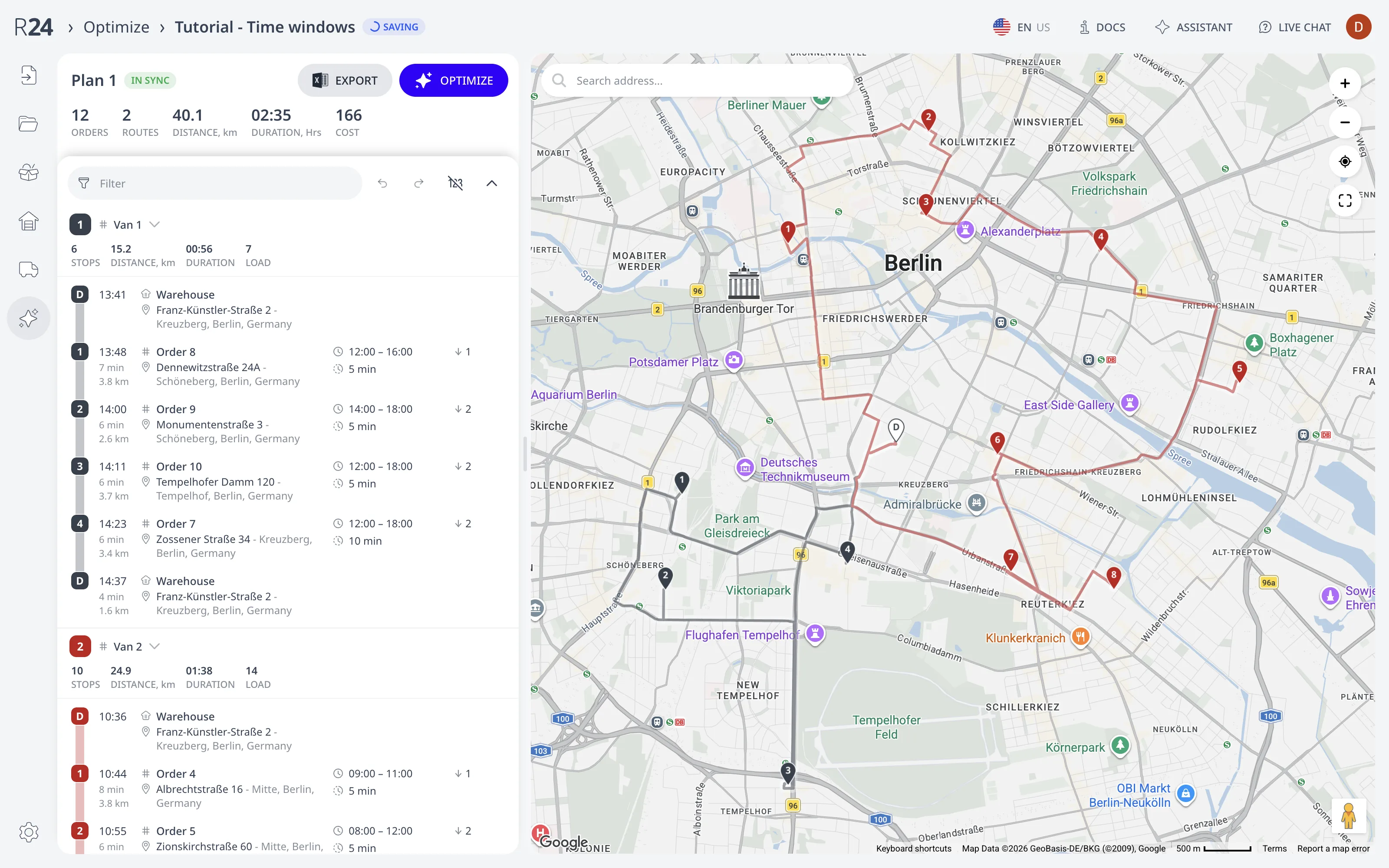 La página Optimizar después de una optimización: la franja de métricas del plan, dos tarjetas de ruta con estadísticas por ruta, ETA por parada y ambas rutas dibujadas en el mapa