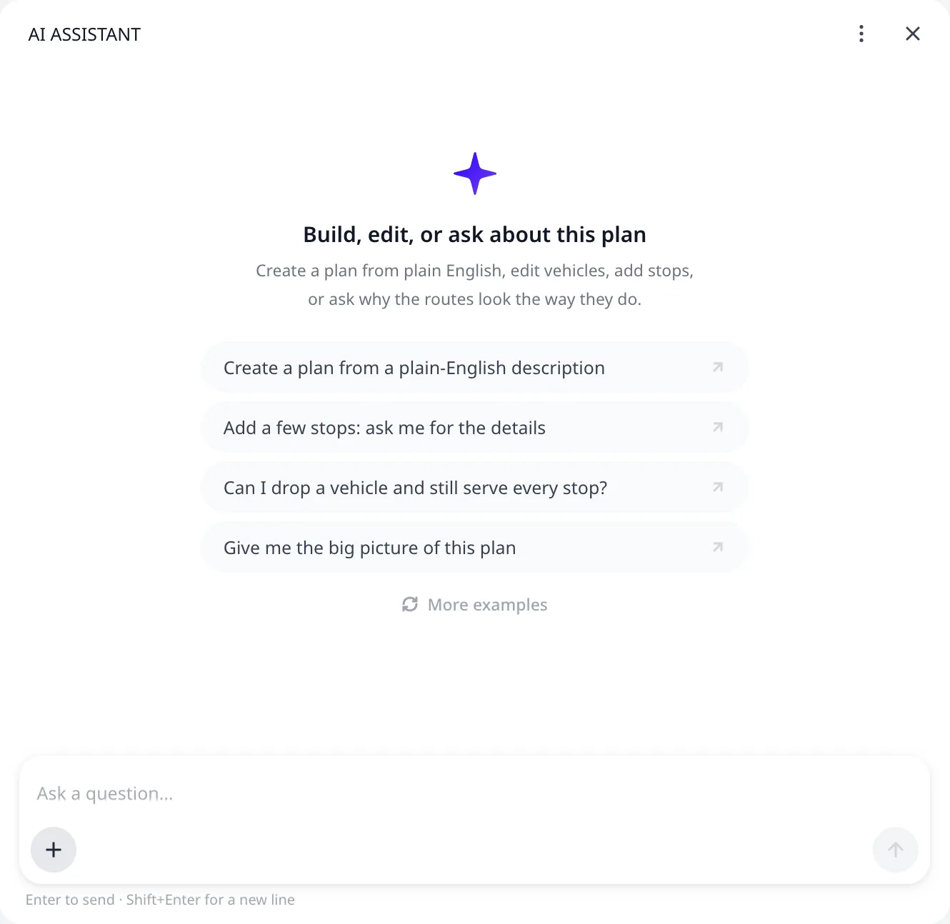 Das Assistent-Panel neben dem Plan geöffnet, mit vier Beispiel-Prompts, einem Link Weitere Beispiele und dem Nachrichtenfeld