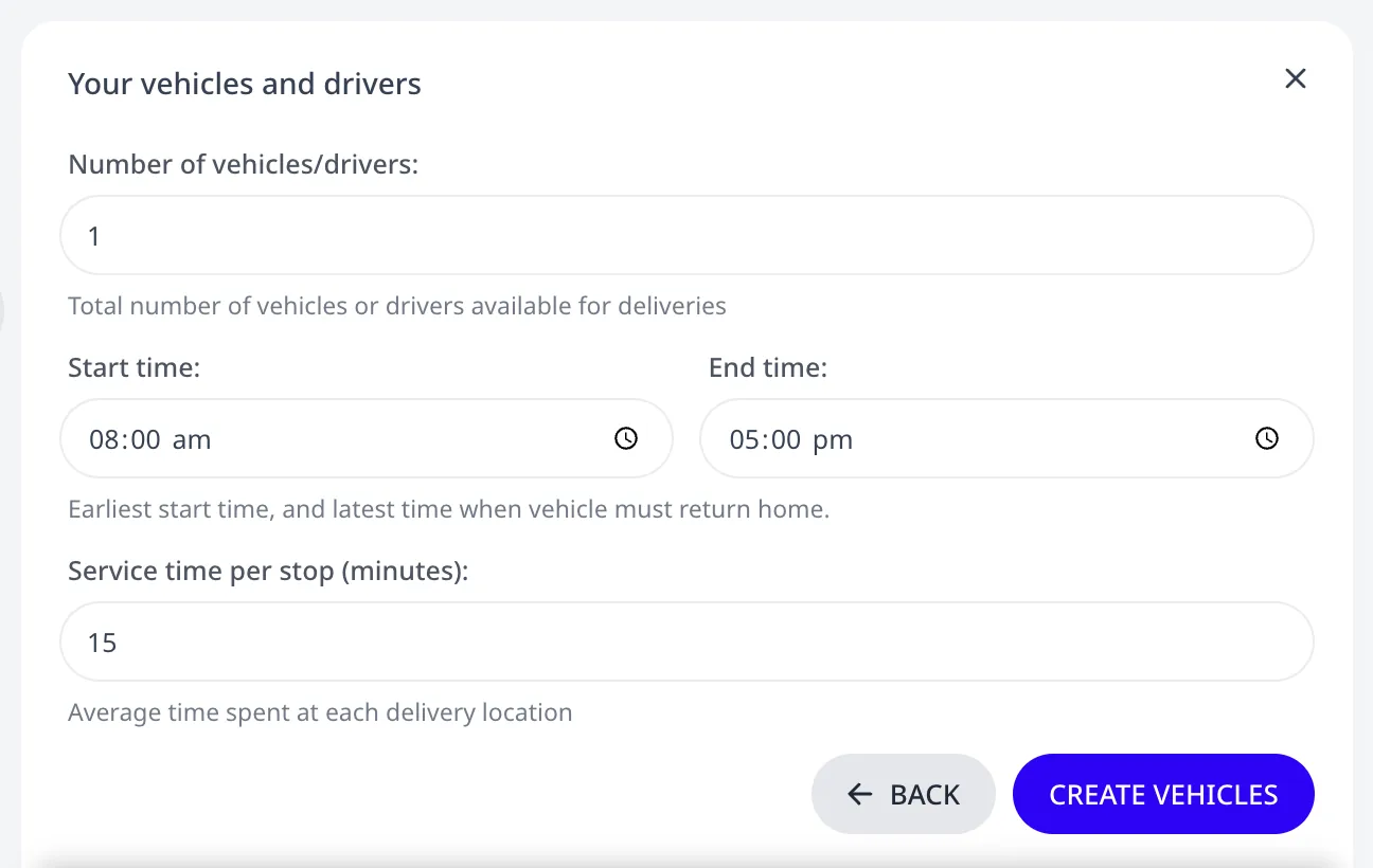 El paso Sus vehículos y conductores: Número de vehículos/conductores 1, Hora de inicio 08:00, Hora de fin 17:00, Tiempo de servicio por parada 15, y los botones Atrás y Crear vehículos