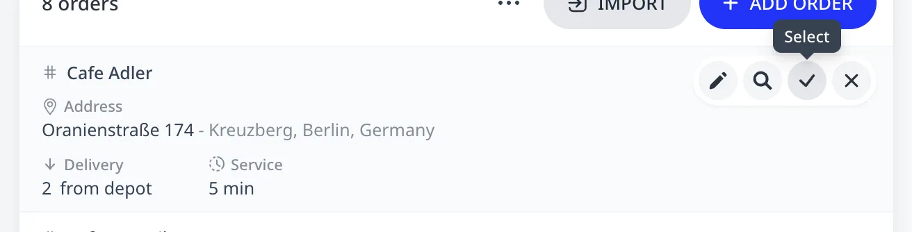 Eine Auftragszeile mit ihren Hover-Aktionsschaltflächen, der Zeiger auf der Schaltfläche Auswählen und ihrem Tooltip Auswählen