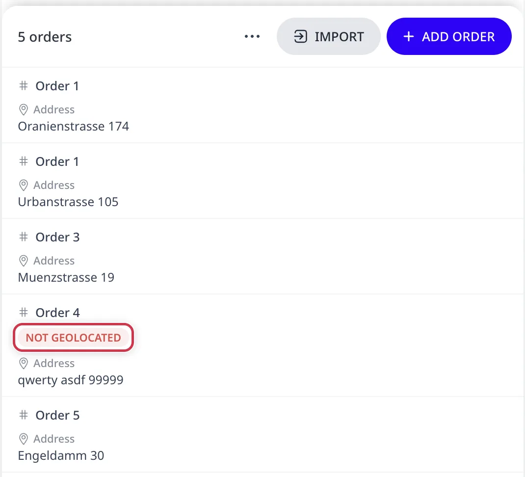 La page Commandes avec une ligne affichant le badge rouge NON GÉOLOCALISÉ sous son identifiant