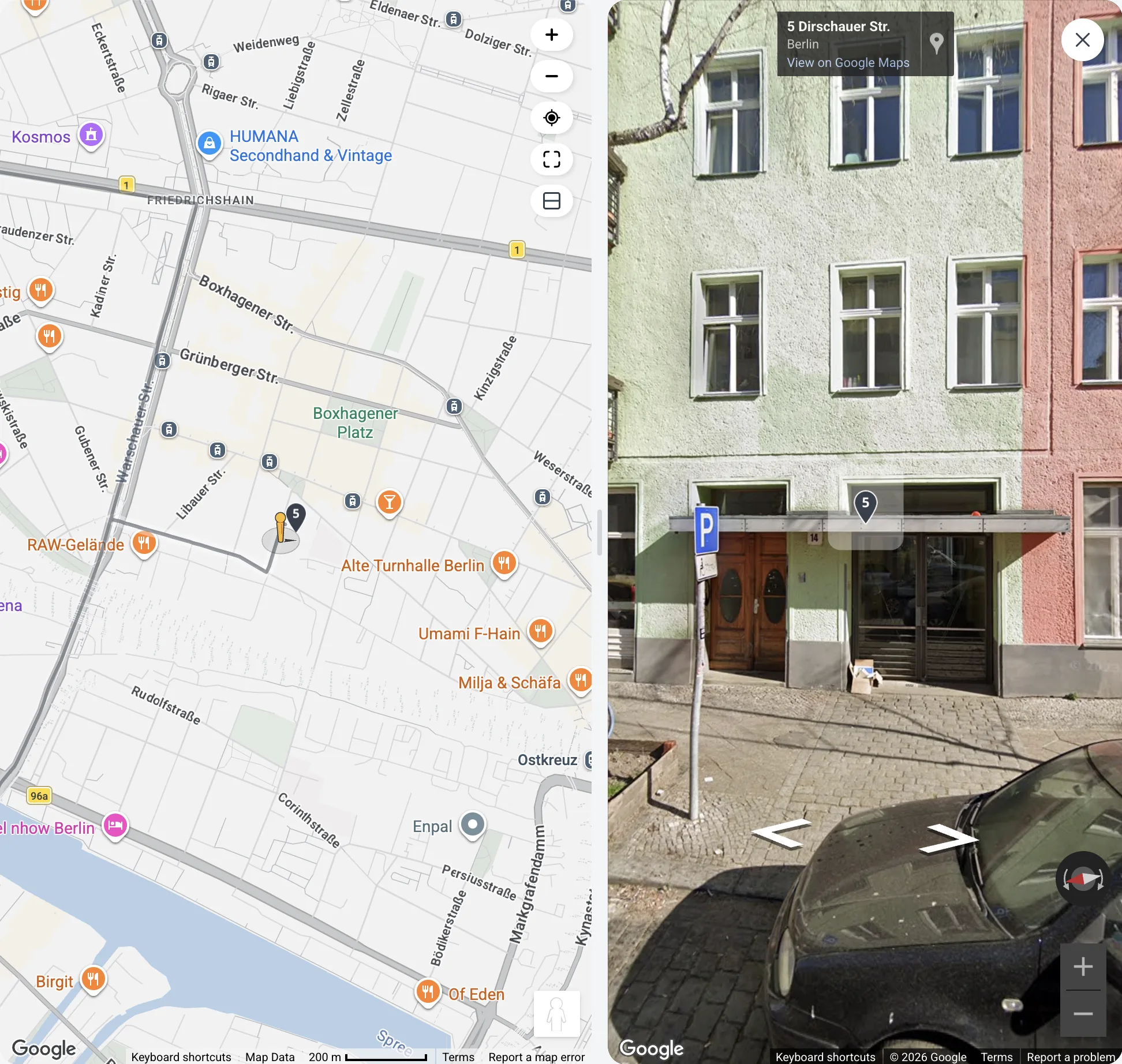 La vue divisée : la carte avec le repère d'un arrêt à gauche, le panorama Street View™ avec le même repère dessiné devant l'entrée à droite