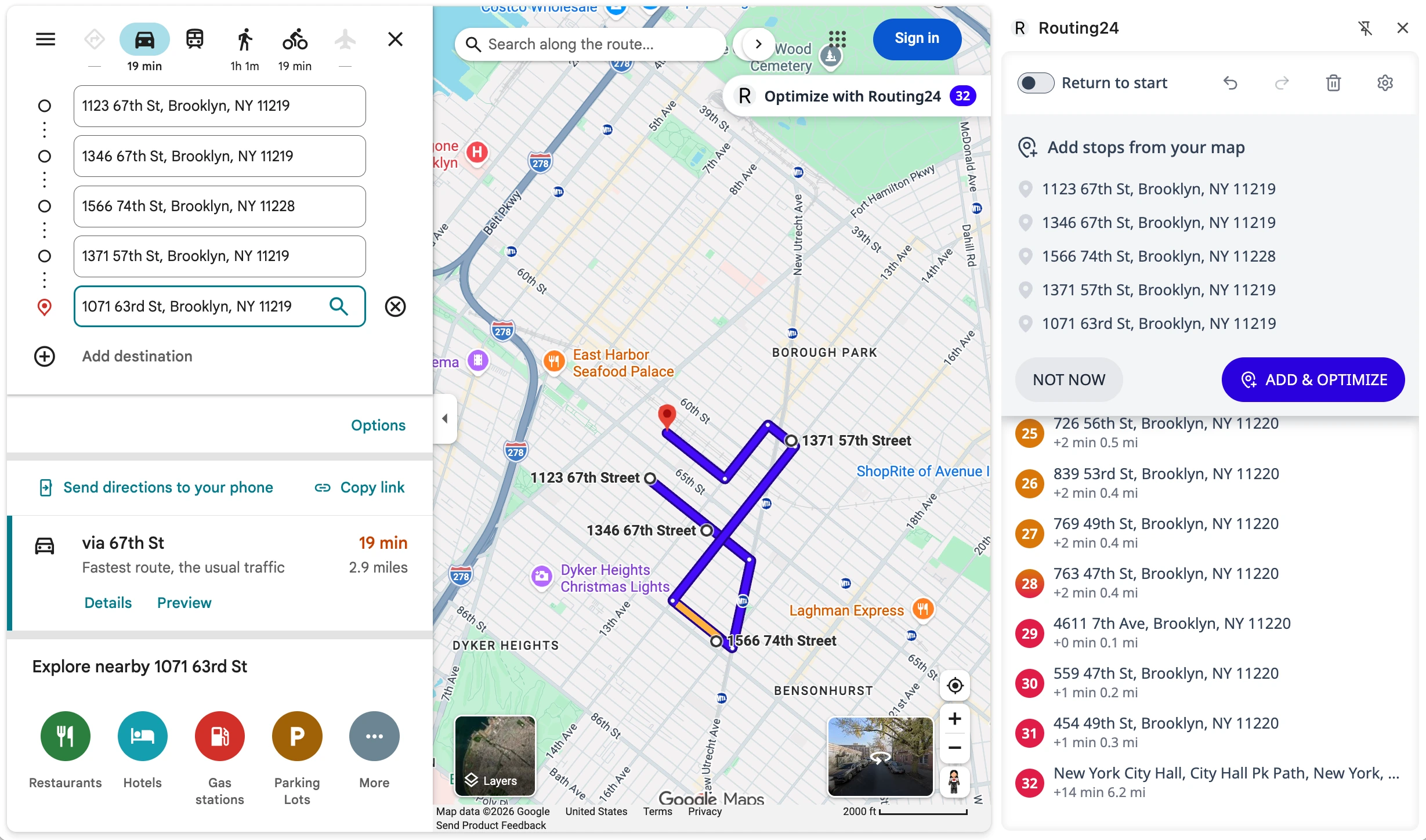 O painel lateral do Routing24 ao lado do Google Maps, a propor as cinco paragens encontradas na página de direções aberta com um botão Adicionar e otimizar