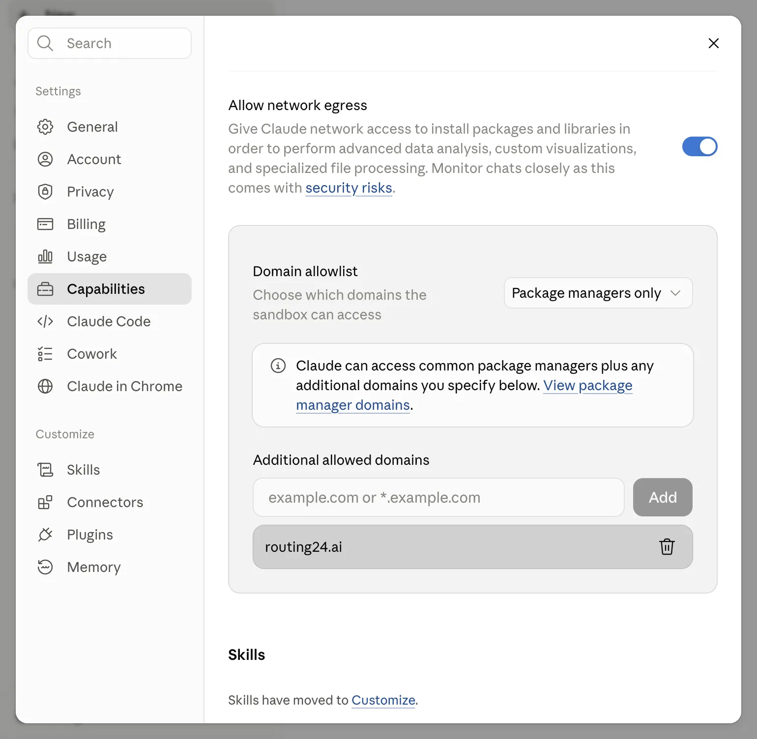 La configuración Capabilities de Claude: Allow network egress activado y routing24.ai listado en Additional allowed domains